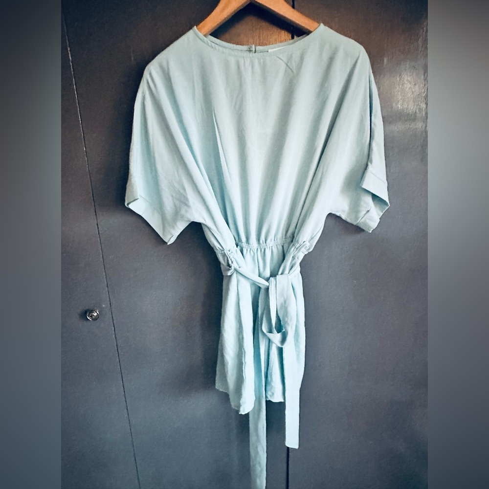 NWT. Sz MED. Pale Blue Foteisy short romper. rounded neck, batwing short sleeves - Picture 8 of 15